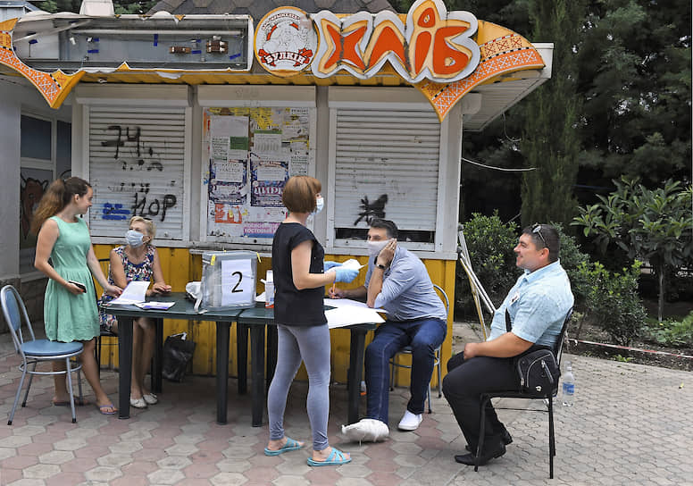 Передвижной избирательный участок на улице в Алуште