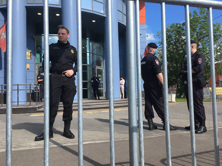 Полицейские перед зданием Мещанского суда