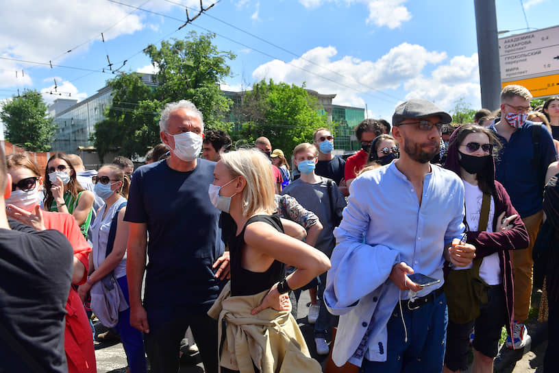 Люди, пришедшие поддержать режиссера