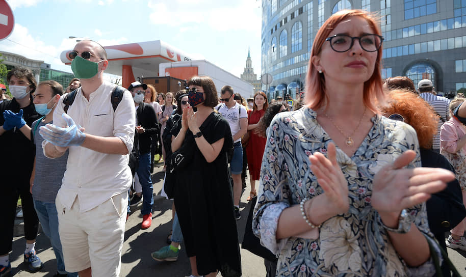 Перед зданием Мещанского суда