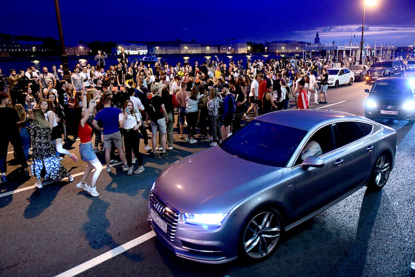 В 22:30 на сцене, установленной на Крестовском острове, начался концерт с участием звезд российской эстрады