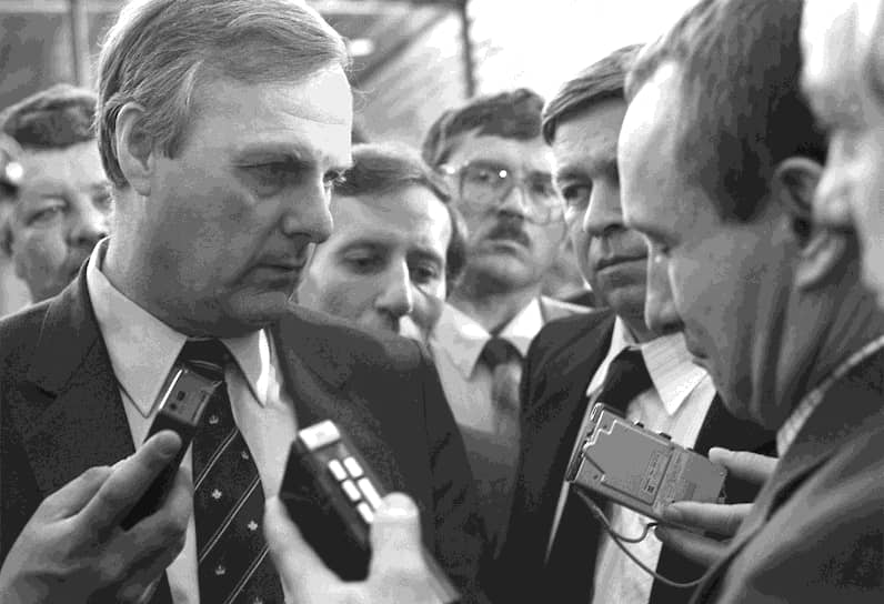 Борис Ельцин с трибуны заявил о выходе из КПСС. Вслед за ним партию покинули ряд других демократических лидеров, в том числе московский и ленинградский градоначальники Гавриил Попов и Анатолий Собчак (на фото)
