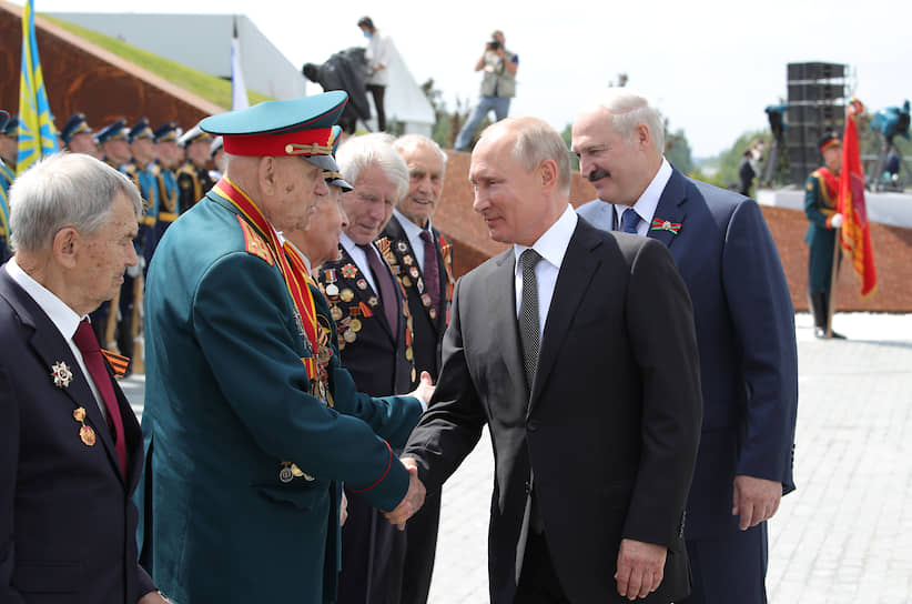 Президент России Владимир Путин (в центре) и президент Белоруссии Александр Лукашенко (справа)