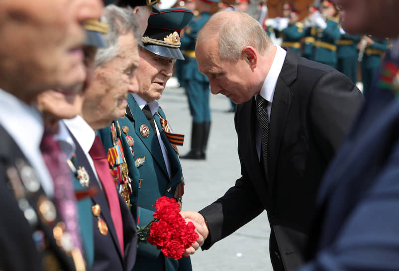 Президент России Владимир Путин (справа)