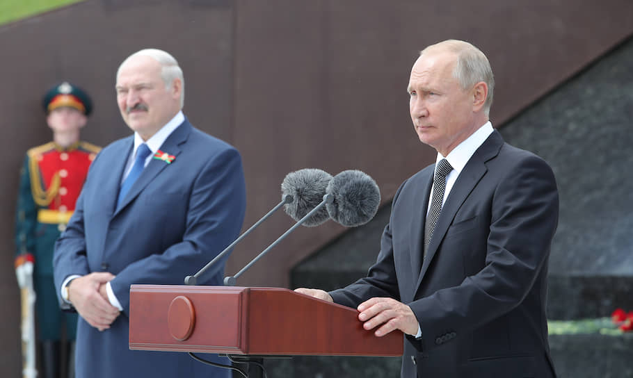 Президент России Владимир Путин (справа) и президент Белоруссии Александр Лукашенко