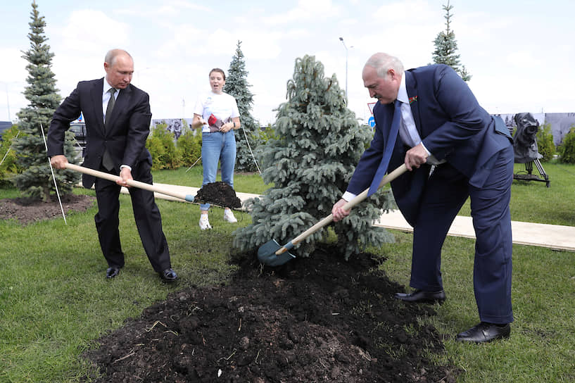 Президент России Владимир Путин (слева) и президент Белоруссии Александр Лукашенко