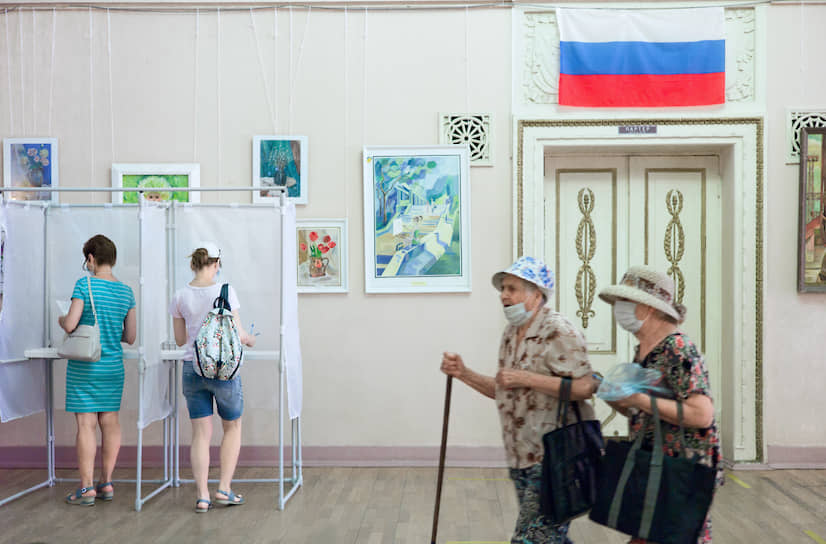 Волгоградская область, Россия. Люди на избирательном участке в городе Волжский 
