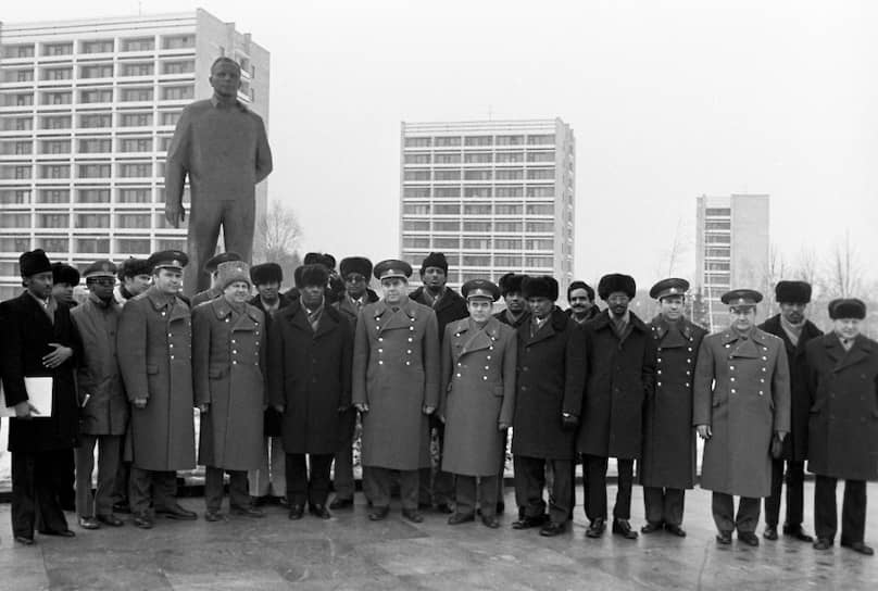 В дни работы XXV съезда КПСС делегация Верховного революционного совета Сомали во главе с Сиадом Барре посетила Звездный городок. Члены делегации и советские космонавты возложили цветы к памятнику Юрию Гагарину 