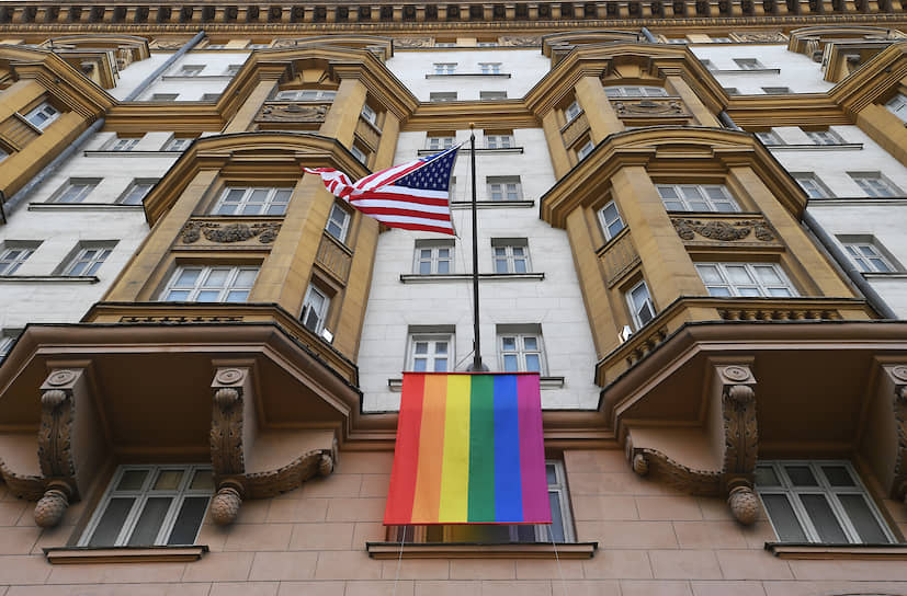 Флаг ЛГБТ-сообщества на здании посольства США