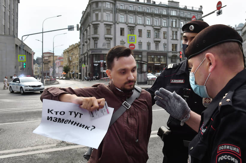 Журналист «Ведомостей» Юрий Литвиненко во время задержания