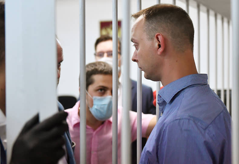 По версии ФСБ, он передавал сведения о военно-техническом сотрудничестве, обороне и безопасности РФ одной из спецслужб НАТО