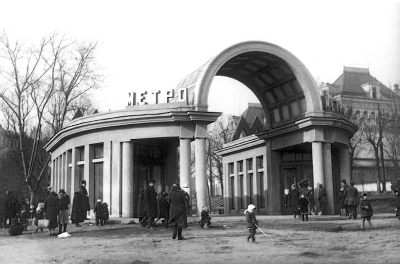 Во время Великой Отечественной войны реализация генплана 1935 года была временно прекращена, однако строительство линий метрополитена велось и в военные годы: к концу 1945-го их протяженность увеличилась на 15 км. После войны развернулись работы по восстановлению города, а затем продолжилась его плановая реконструкция 