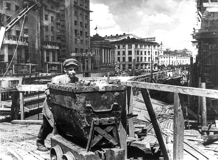 Генеральный план предусматривал увеличение к 1960 году численности населения Москвы с 3,66 млн человек (в 1935 году) до 5 млн и расширение городской территории с 285 до 600 кв. км, в основном в юго-западном направлении, свободном от промышленных предприятий 