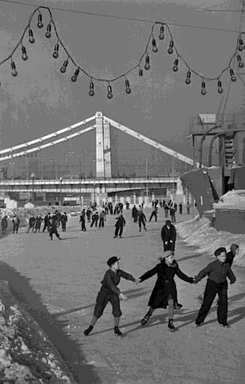 Во второй половине 1930-х годов были перестроены мосты через Москву-реку, созданы крупные парки (Измайловский, Центральный парк культуры и отдыха им. М. Горького и другие), благоустроены бульвары и скверы. В 1935–1940 годах было построено более 400 детских садов и яслей, десятки больничных корпусов  На фото: каток в парке Горького 