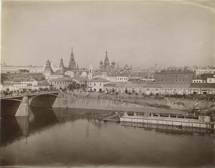 Также были уничтожены некоторые исторические районы города, такие как Домниковка — на этом месте возник Новокировский проспект (ныне проспект Сахарова), Зарядье (на фото), где планировалось построить монументальное здание Дома промышленности. Также во многом из-за генплана исчезла Китайгородская стена 