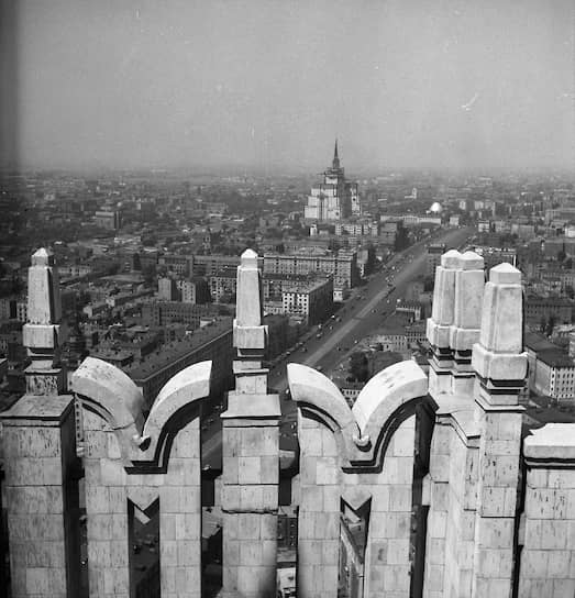 К 1953 году строительство Москвы согласно генплану реконструкции и внесенным в него изменениям было завершено  На фото: виды столицы, 1950-е годы 