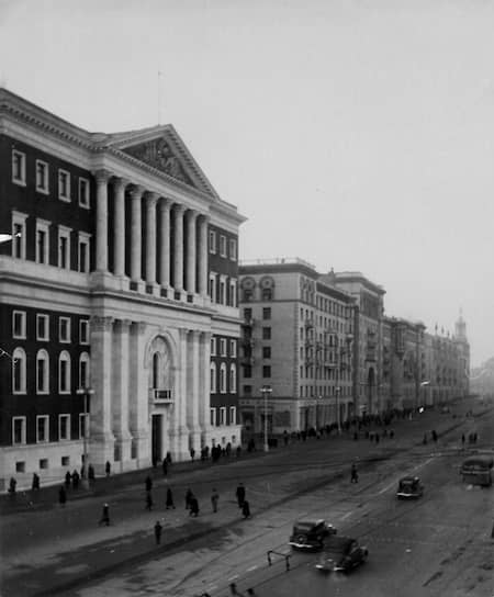 В ходе реконструкции улицы Горького наиболее ценные здания (Саввинское подворье, Моссовет, Московская глазная больница и ряд других) были перемещены. Одновременно с передвижением старых домов началось и строительство новых. Первыми появились жилые дома по правой стороне улицы от Охотного Ряда до Советской площади  На фото: здание Моссовета после реконструкции 