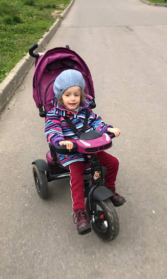 Кристине 6 лет, из низ 4 года она провела в кровати в доме ребенка 