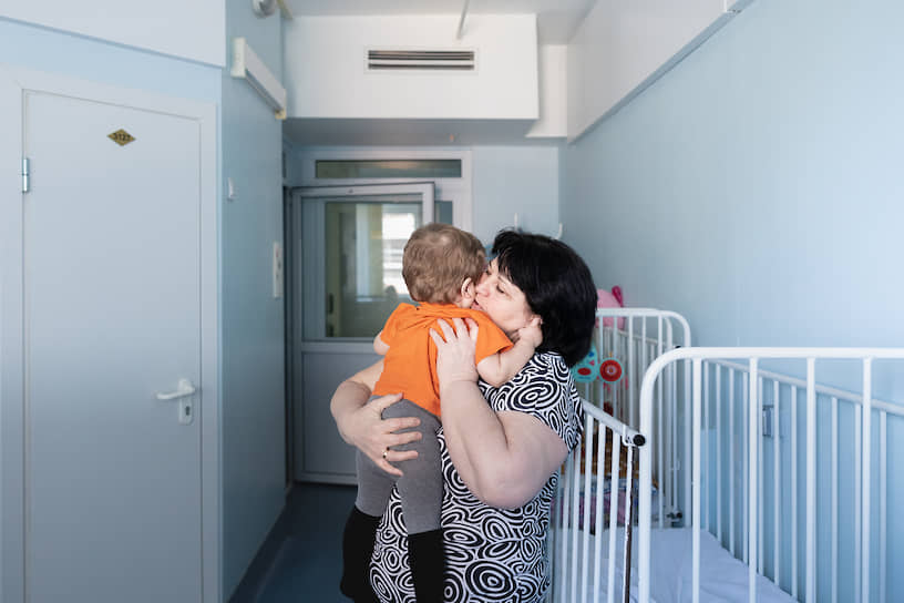 Не во всех регионах есть фонды, которые могут нанять больничных нянь для сирот. Из-за этого многие дети, нуждающиеся в высокотехнологической медпомощи, не получают ее 