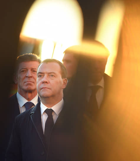 Замглавы администрации президента Дмитрий Козак (слева) и зампред Совета безопасности РФ Дмитрий Медведев (в центре) 