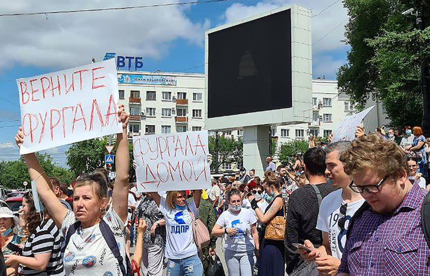 В какой-то момент к митингующим вышел первый зампред краевого правительства Владимир Хлапов, но понимания у народа он не встретил: после слов «Отстаивать права надо в рамках правового поля» его освистали