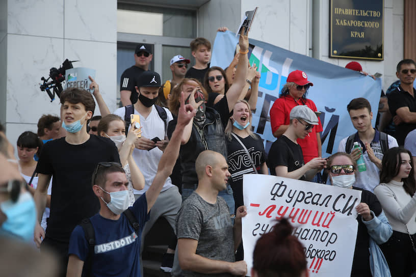 Сначала главная площадь города (имени Ленина) была огорожена, работники муниципалитета разместили объявление о том, что 11 июля тут намечены дезинфекционные мероприятия по профилактике коронавируса. Люди собирались возле памятника Ленину, затем прорвались через ограждения и заполнили площадь, на которой также находится здание правительства края (на фото)