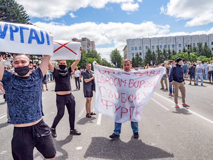 По ходу движения колонны митингующих стояло несколько экипажей ДПС