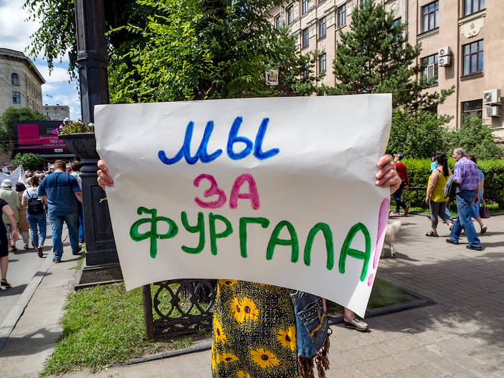 Въезды на улицы, по которым следовала колонна, были также перекрыты машинами ДПС, чтобы избегать наездов на протестующих