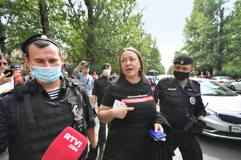 Спецкорреспондент “Ъ” Ольга Алленова во время задержания