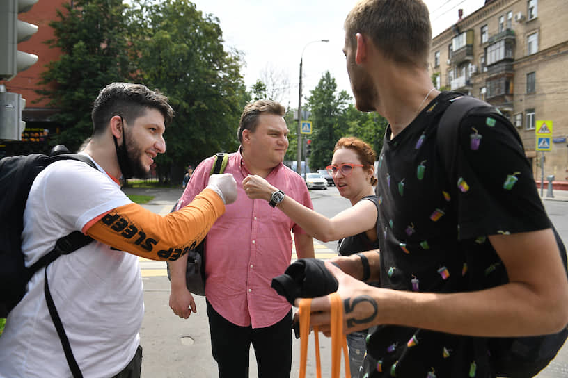 Слева направо: корреспондент “Ъ FM” Петр Пархоменко, журналисты радиостанции «Эхо Москвы» Александр Плющев и Татьяна Фельгенгауэр, пришедшие поддержать советника «Роскосмоса», бывшего журналиста «Коммерсанта» и «Ведомостей» Ивана Сафронова