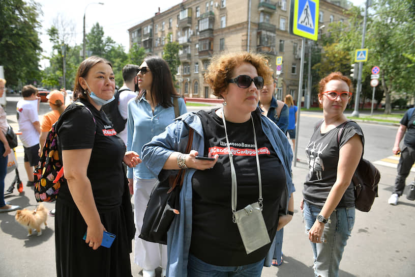 Слева направо: спецкорреспондент “Ъ” Ольга Алленова, журналист радиостанции «Эхо Москвы» Ольга Бычкова, телеобозреватель Арина Бородина и журналист радиостанции «Эхо Москвы» Татьяна Фельгенгауэр