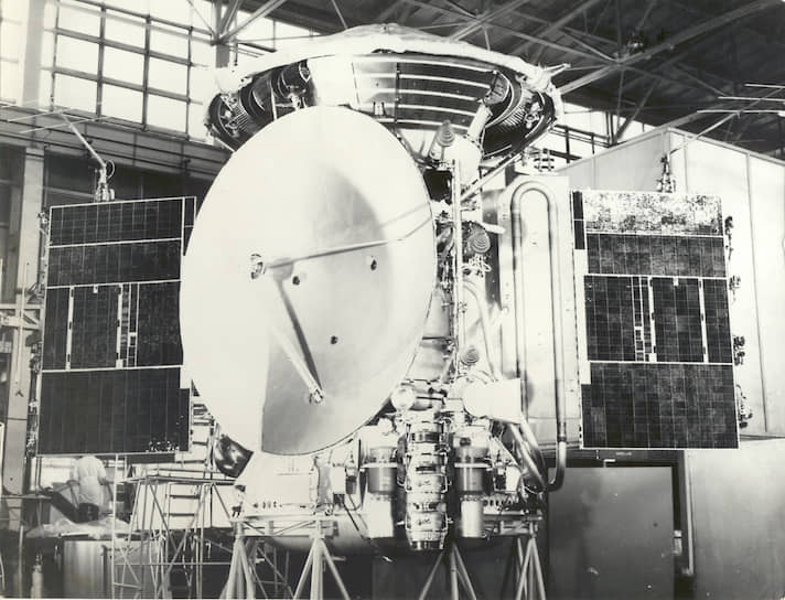 В 1971 году советский исследовательский зонд «Марс-2» первым добрался до поверхности планеты, но разбился при посадке. В том же году «Марс-3» благополучно пережил посадку, но спустя 15 секунд связь с аппаратом прервалась. Оба модуля были частью экспедиции, вокруг планеты вращались орбитальные аппараты, которые собирали сведения и переправляли их на Землю