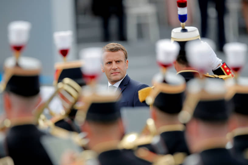 Президент Франции приветствовал военных, сражавшихся не только в горячих точках, но и с эпидемией