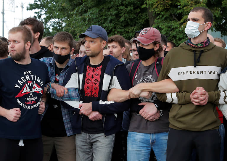 Демонстранты во время акции в поддержку незарегистрированных кандидатов