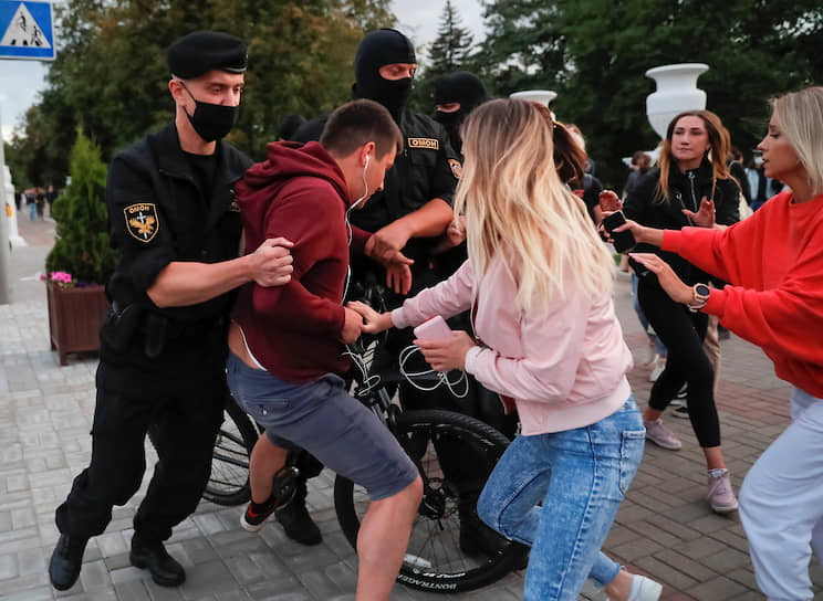 Белорусская ассоциация журналистов также заявила о задержаниях в различных городах 14 корреспондентов местных и иностранных СМИ, большинство из них были отпущены без составления административных протоколов