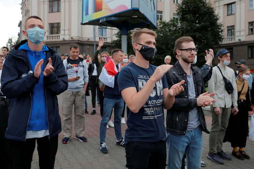В этот день ЦИК Белоруссии зарегистрировал действующего президента страны Александра Лукашенко и еще четырех кандидатов на предстоящие 9 августа выборы главы государства