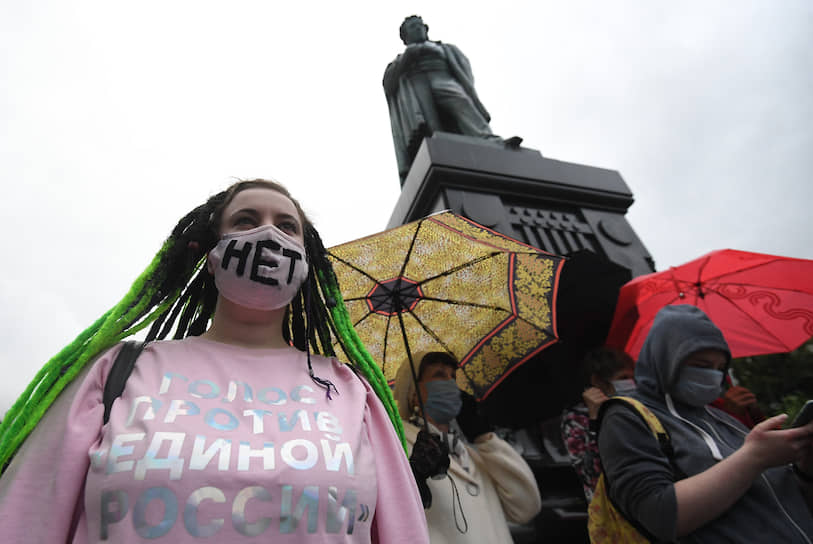 Люди стояли в очереди, чтобы оставить подписи под коллективным иском в Верховный суд об оспаривании итогов общероссийского голосования по поправкам в Конституцию