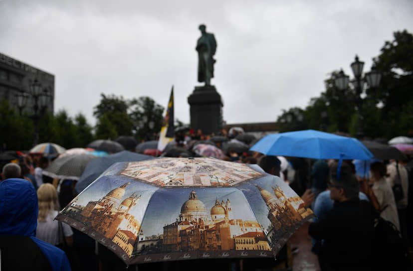 Москва. Акция на Пушкинской площади по сбору подписей за отмену результатов голосования по поправкам к Конституции России 