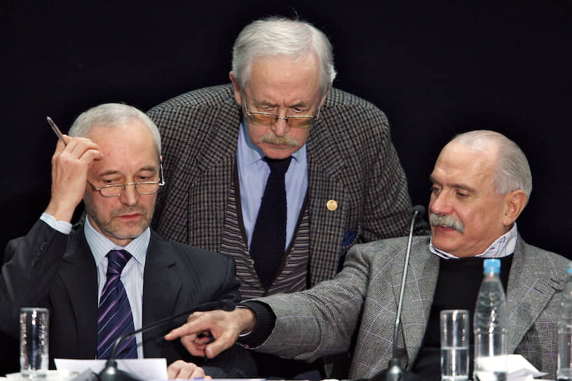 В 1997 году Василий Ливанов срежиссировал свою первую и единственную полнометражную картину «Дон Кихот возвращается» На фото: с режиссерами Евгением Герасимовым (слева) и Никитой Михалковым