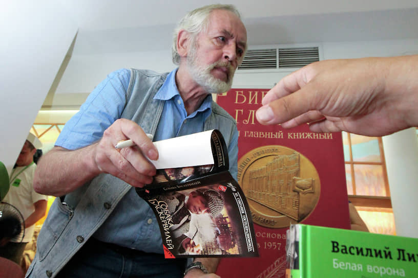 «Живите вместе с жизнью: не спешите — беду нагоните, и не отставайте — беда нагонит» С 1979 года Василий Ливанов — член Союза писателей. В 2002 году в издательстве «Дрофа» вышел полный сборник его сказок «Дед Мороз и лето». Он также написал книги «Агния, дочь Агнии», «Мой любимый клоун», «Богатство военного атташе»