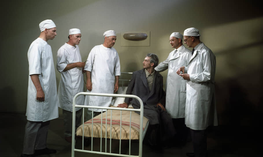 В середине 1960-х годов актер поступил на Высшие курсы кинорежиссуры (мастерская Михаила Ромма), которые с отличием закончил в 1966 году. Его дипломной работой был мультипликационный фильм по собственному сценарию «Самый, самый, самый, самый» На фото: кадр из научно-фантастического фильма режиссера Григория Рошаля «Суд сумасшедших» (1961) с Василием Ливановым в главной роли