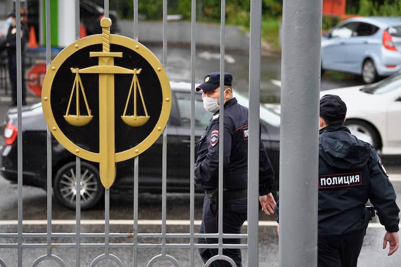 За Ивана Сафронова поручились некоторые руководители российских СМИ, в том числе главные редакторы Forbes, «Дождя» и «Новой газеты» Николай Мазурин, Тихон Дзядко и Дмитрий Муратов, а также бывший главред РБК и Forbes, основатель интернет-издания The Bell Елизавета Осетинская