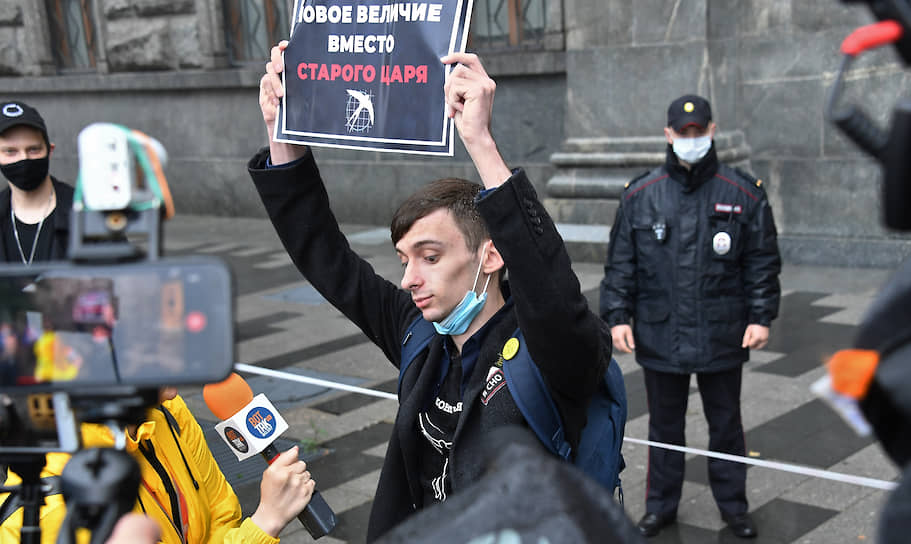 Участник одиночных пикетов в поддержку арестованных по делу «Нового величия» у здания ФСБ на Лубянской площади 