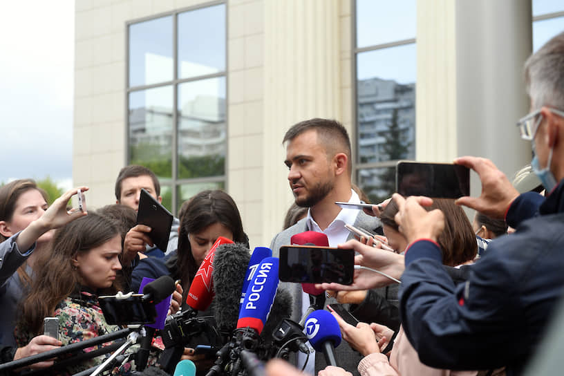 Положительные характеристики подписали главреды “Ъ” и «Ведомостей» Владимир Желонкин и Андрей Шмаров На фото: адвокат Олег Елисеев (в центре) после заседания суда