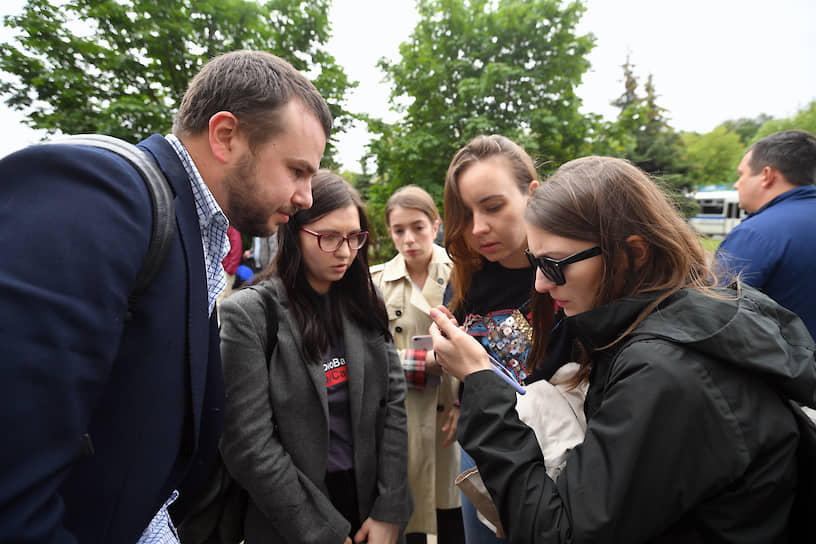 Главный редактор издания «Холод» Таисия Бекбулатова (справа) после заседания суда