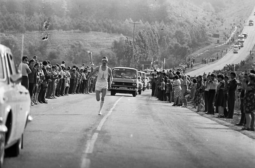 XXII летние Олимпийские игры проходили с 19 июля по 3 августа 1980 года. Впервые Олимпиада проводилась на территории Восточной Европы На фото: факелоносец на трассе эстафеты олимпийского огня