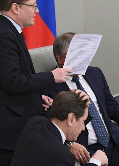Председатель Госдумы Вячеслав Володин (справа), его первый заместитель Александр Жуков (в центре) и член комитета по труду, социальной политике и делам ветеранов Андрей Исаев