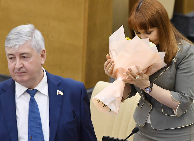 Заместитель председателя комитета Госдумы по финансовому рынку Юрий Олейников и член комитета по труду, социальной политике и делам ветеранов Светлана Бессараб