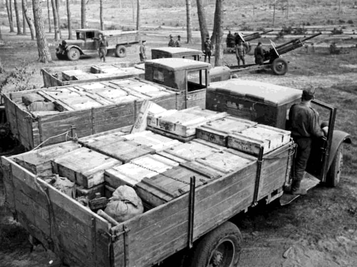«Перевозка боеприпасов от станций выгрузки производилась после сосредоточения материальной части несколькими рейсами, одними и теми же средствами тяги» 