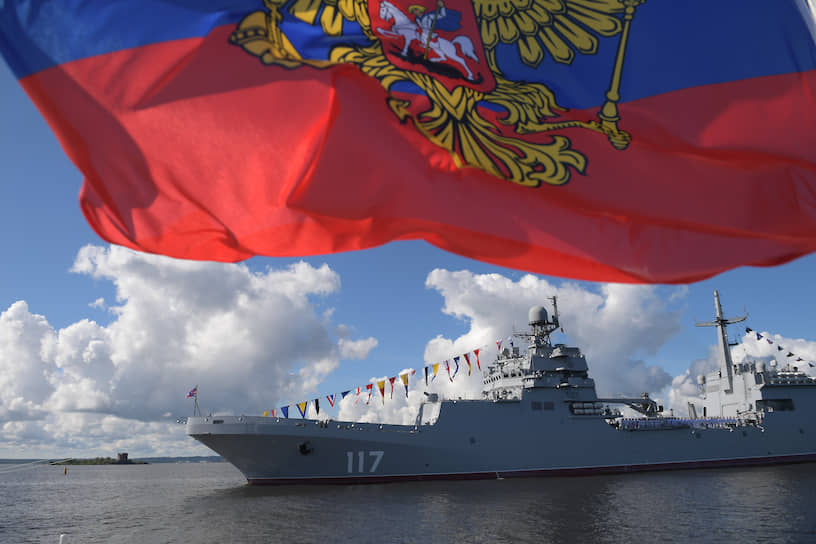 Военно-морской парад в акватории Невы в Санкт Петербурге 
